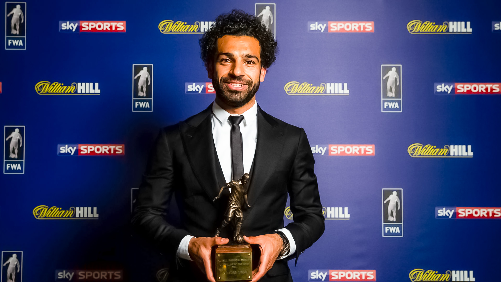 محمد صلاح Mo Salah  يتسلم جائزة لاعب العام فى إنجلترا