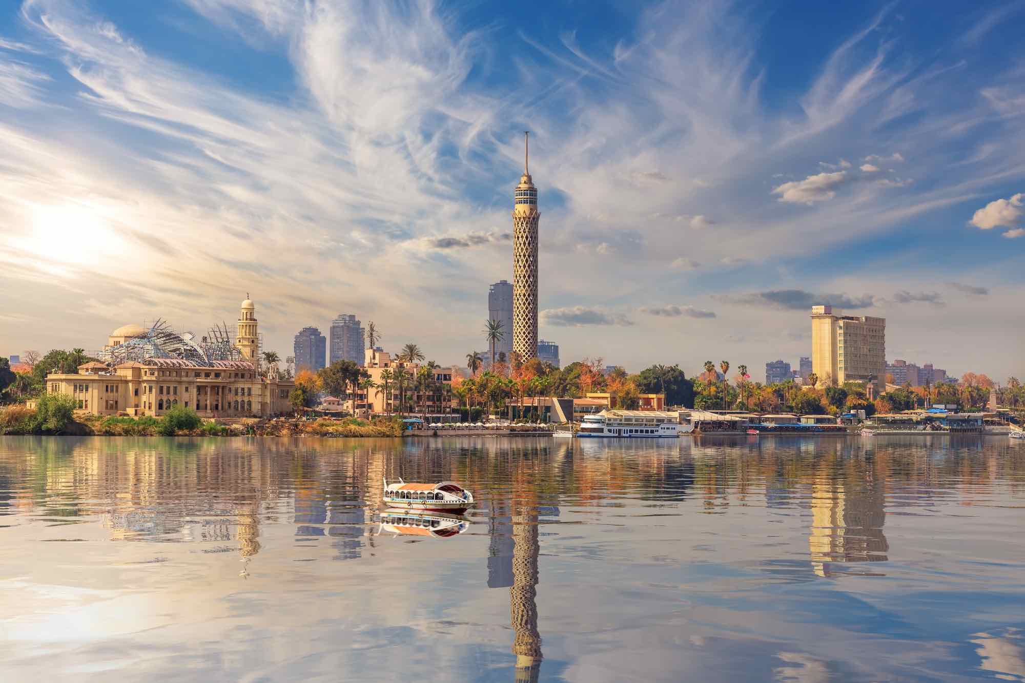 برج القاهرة: لؤلؤة النيل تضيء سماء مصر