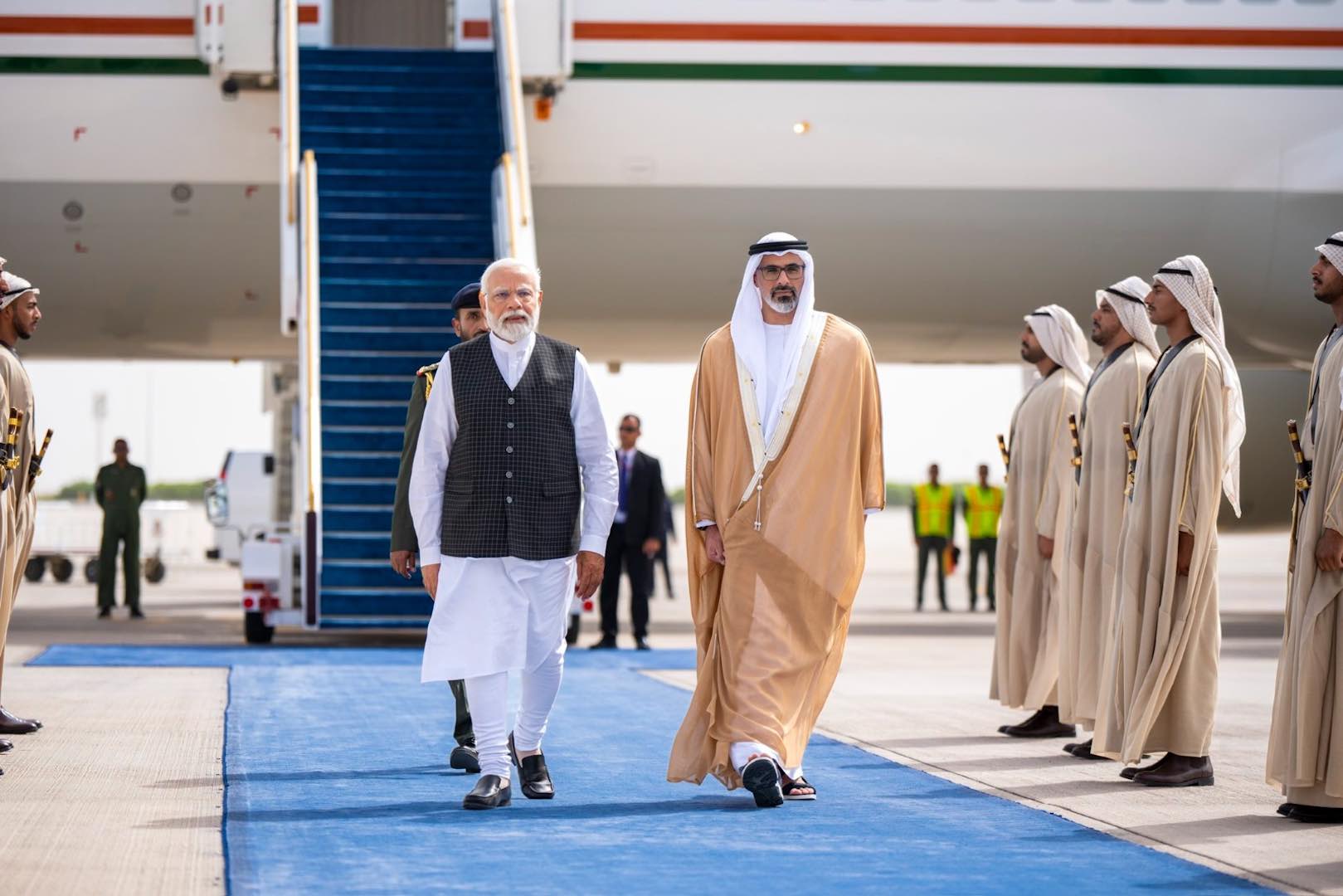 استقبله ولي عهد أبوظبي.. رئيس وزراء الهند يصل إلى الإمارات في زيارة رسمية